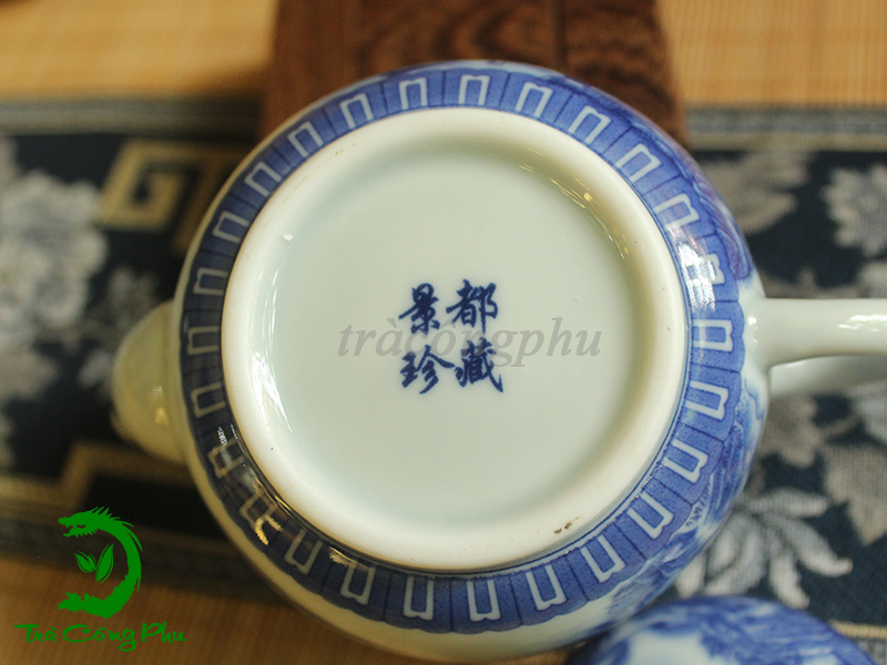 Triện được đóng rõ nét dưới đáy ấm - A080